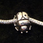 /340-661-thickbox/perle-charmies-coccinelle-en-metal-antique.jpg