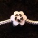 Perle Charmies Fleur noire / blanche en métal émaillé
